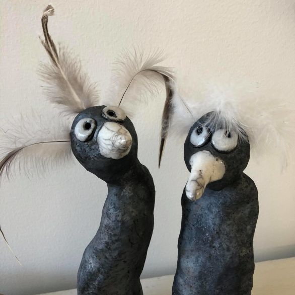 Två roliga lyckofåglar i rakubränd keramik Lena Skoglund Halmstad